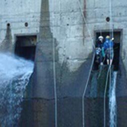En este trabajo se efectuó una vía para inspeccionar la zona de evacuación del agua