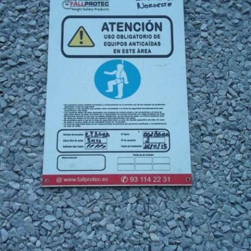 Placa de identificación obligatoria