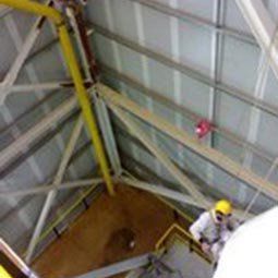 Sistema de acceso mediante tirolinas para tratar y pintar en travesía la estructura metálica y el interior de la cubierta