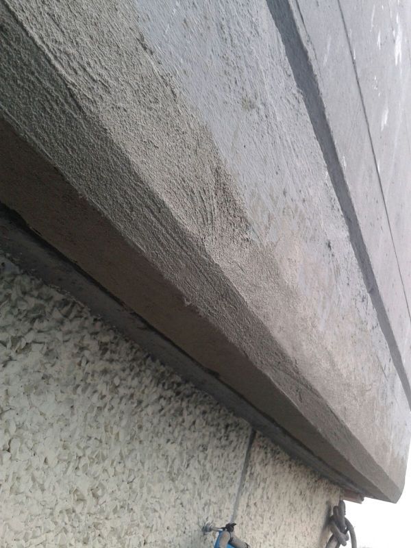 Imagen en primer plano de cornisa enlucida con Sika Monotop 620