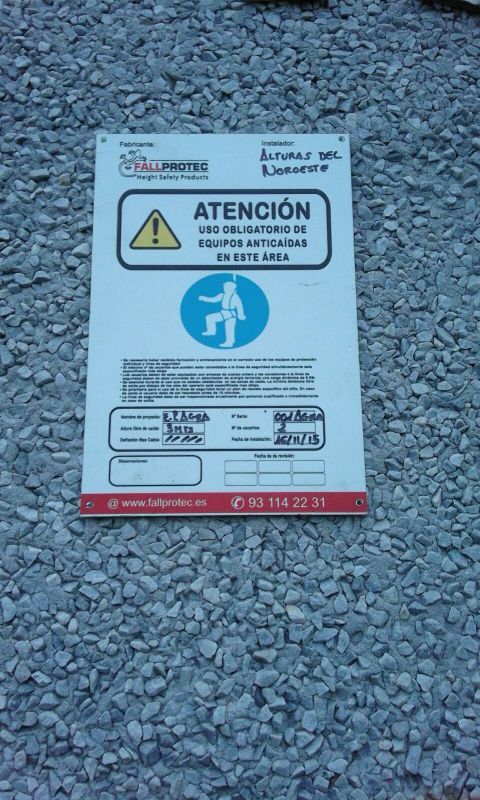 Imagen de placa de identificación obligatoria