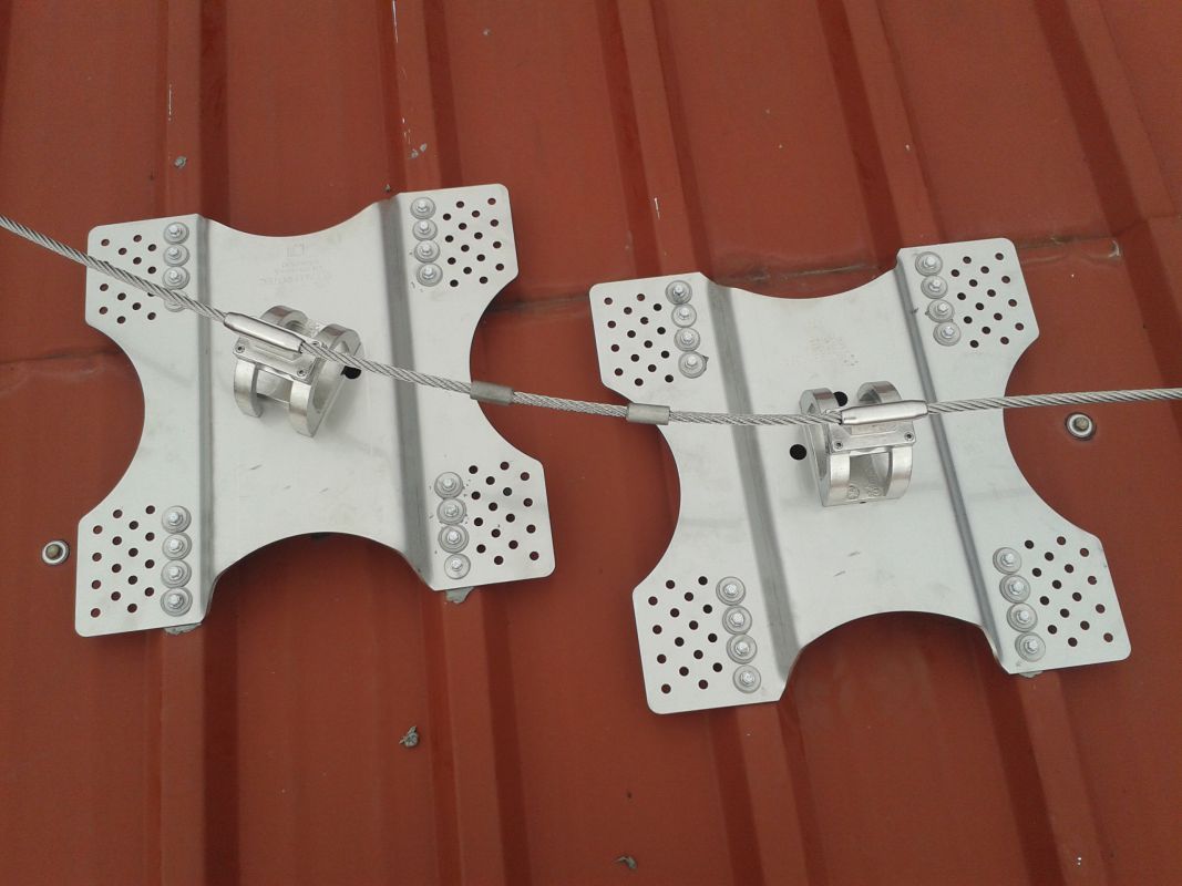 Imagen de líneas de vida en tejado con puntos intermedios en curva