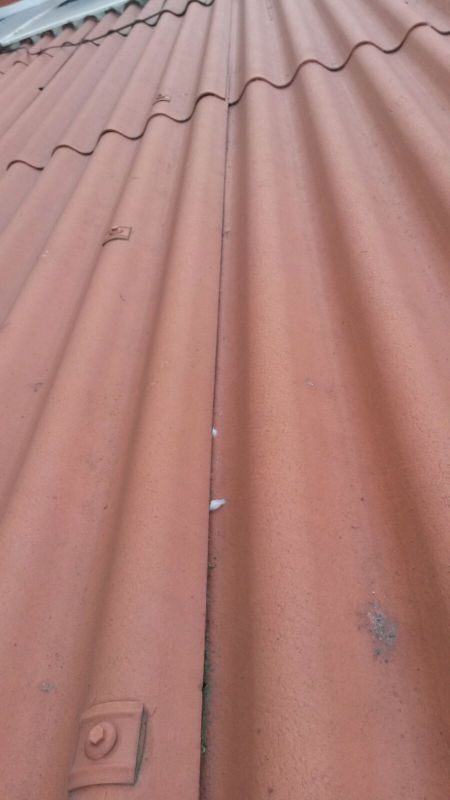 Imagen en primer plano de cubierta de color rojo limpia