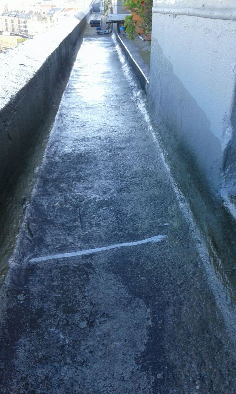 Imagen de canalón de edifico limpio