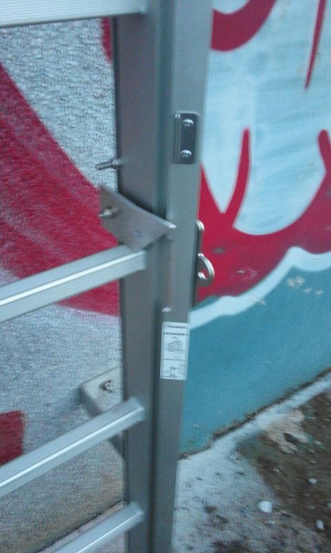 Imagen de tope en escalera de acceso a cubierta de edificio