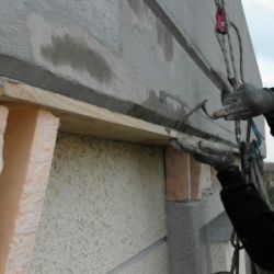 Imagen de trabajador aplicacando Sika Monotop 612 en cornisa