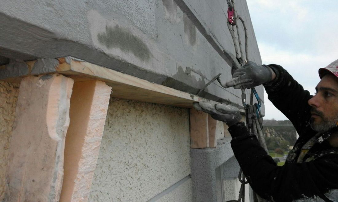 Imagen de trabajador aplicacando Sika Monotop 612 en cornisa