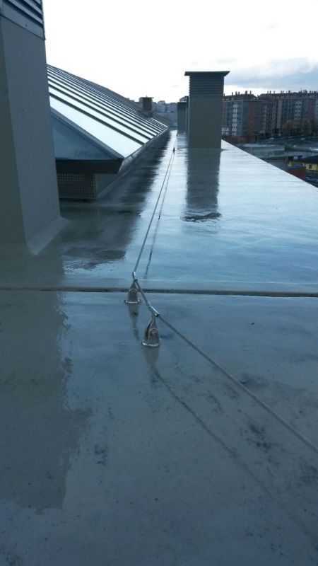 Imagen de cable de línea de vida instalada en tejado