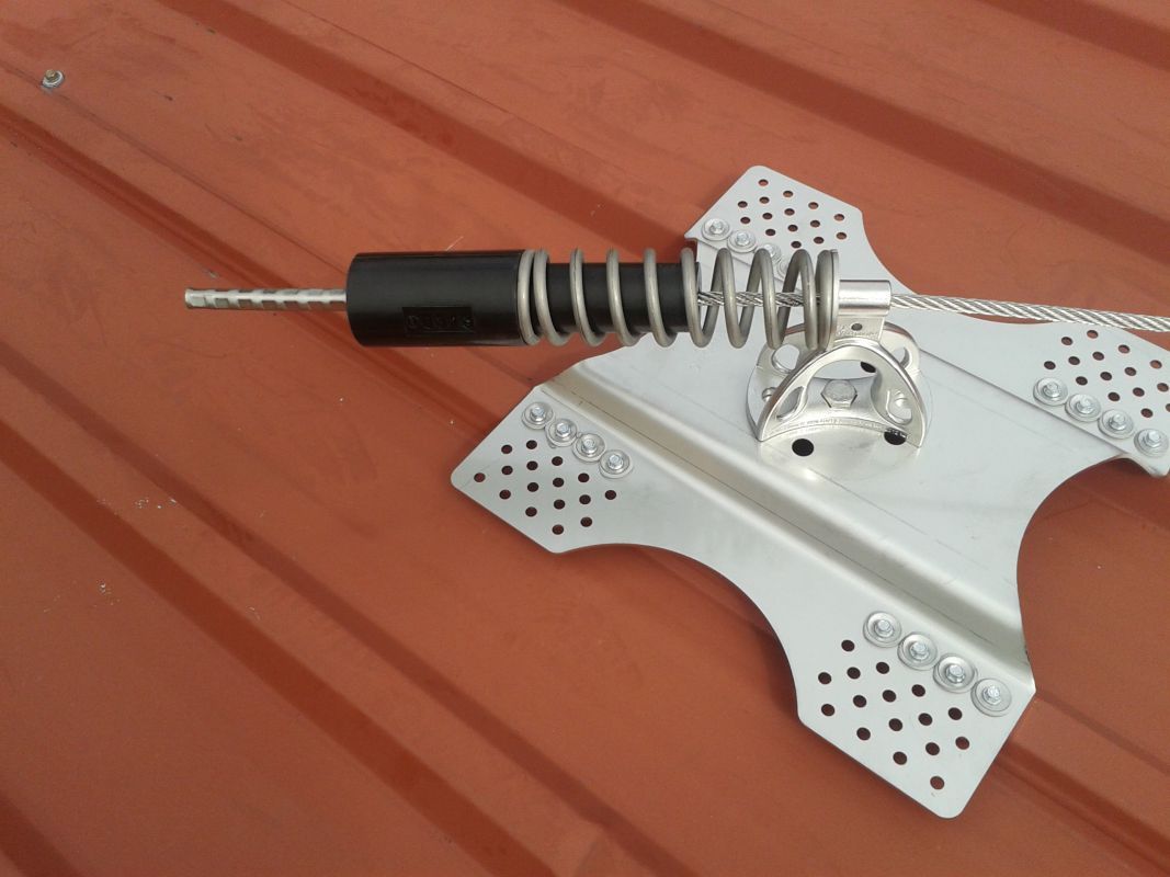 Imagen de final con absorbedor de una líne a de vida colocada en tejado