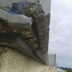 Imagen de cornisa de hormigón deteriorada con piezas sueltas retiradas