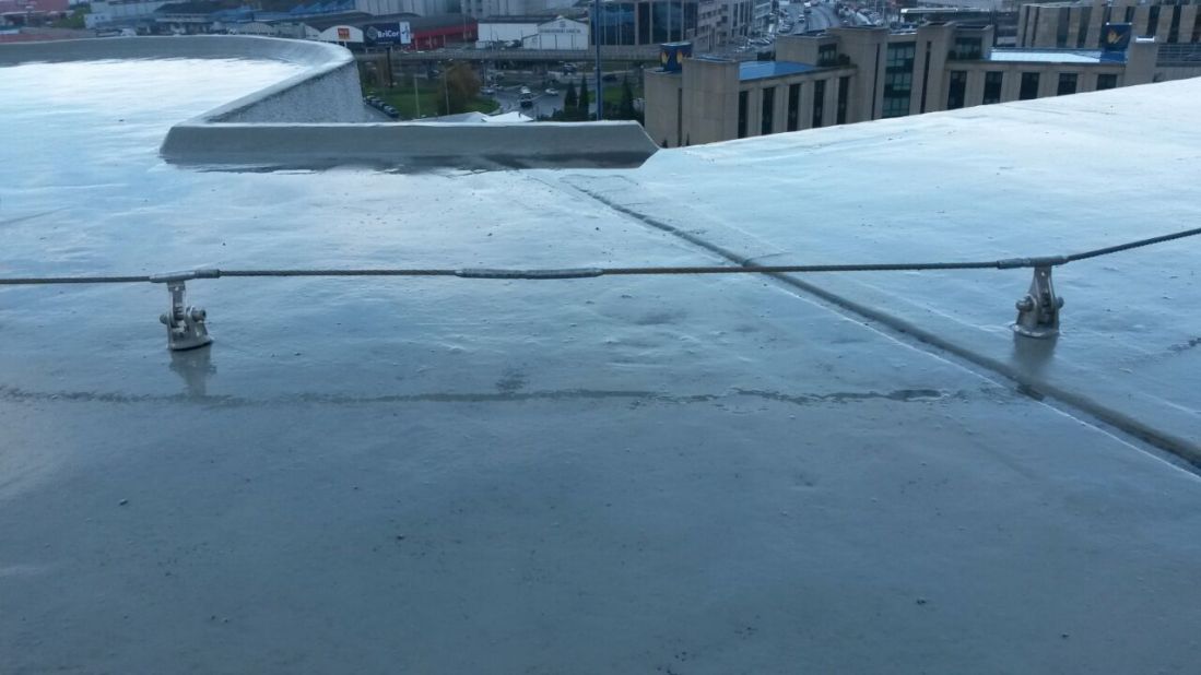 Imagen de puntos intermedios y unión de cable de llínea de vida instalada en tejado