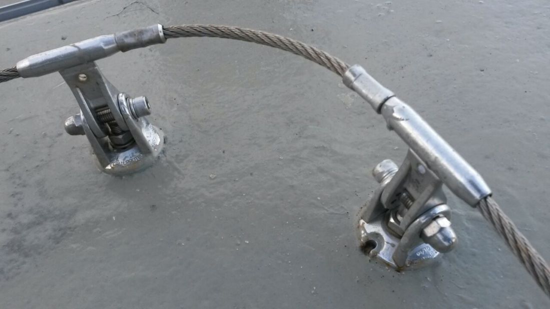 Imagen de grapado de cable de línea de vida instalada en tejado