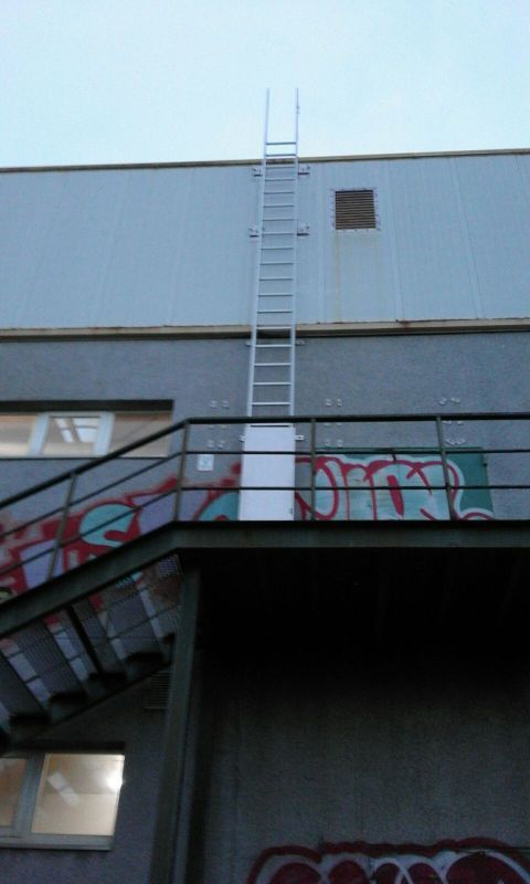 Imagen de escalera con desembarco instalada en nave industrial