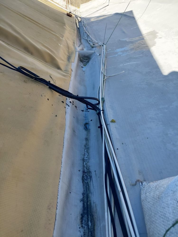 Imagene de canalón de edifico en proceso de limpieza