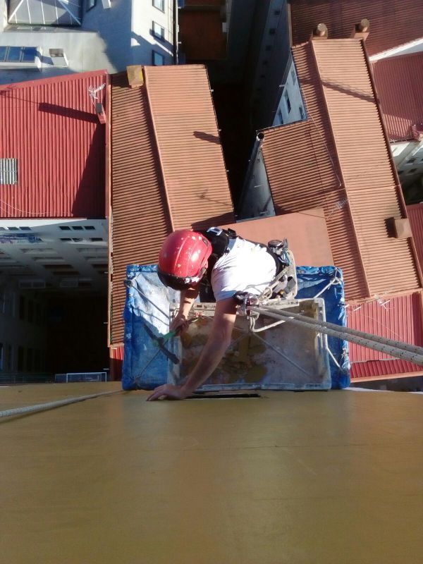 Imagen de trabajador realizando restauración en fachada de la Torre Dorada