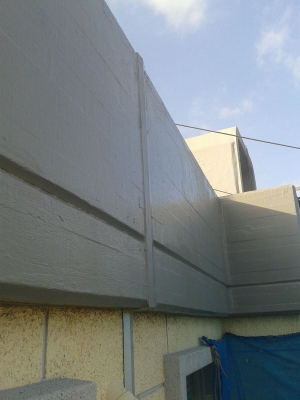 Imagen de cornisa restaurada con imprimación y pintura aplicada