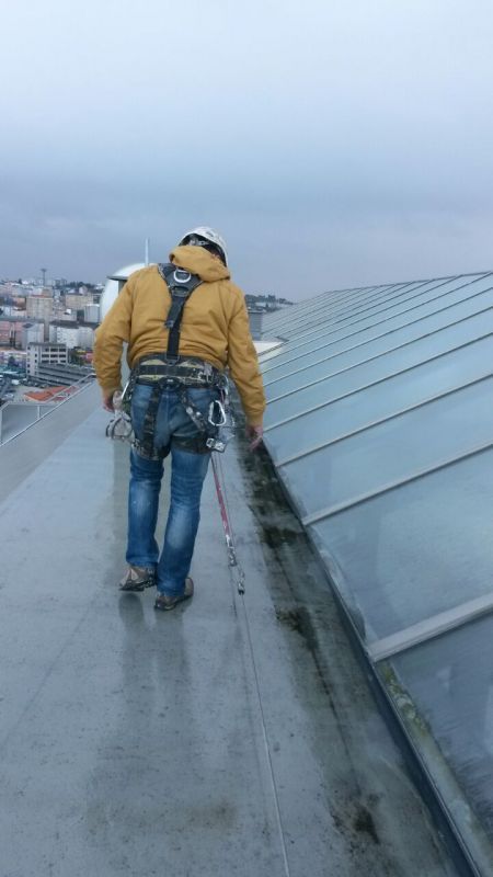 Imagen de trabajador en tejado comprobando montaje
