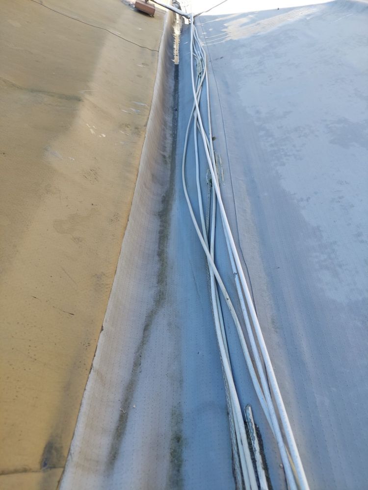 Canalón de tejado de edificio limpio