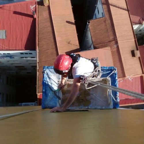 Imagen de trabajador realizando restauración en fachada de la Torre Dorada