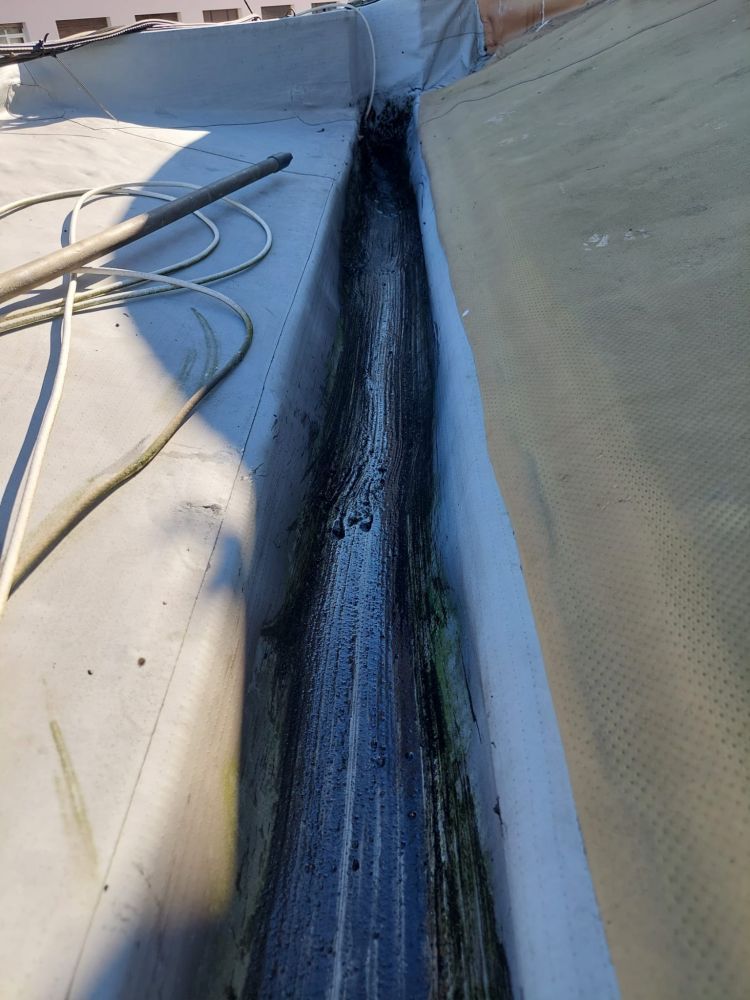 Canalón de edifico limpio