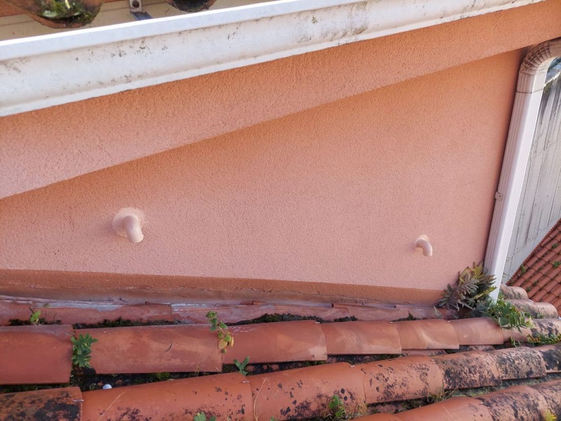 Imagen de tubo rectangular de color blanco en salida de humos