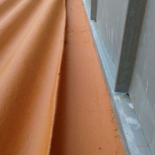 Cubierta de color rojo arreglada con limas con espuma de poliuretano y fibra