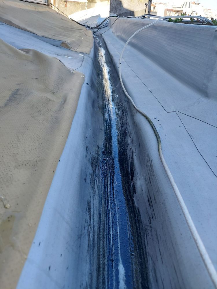 Imagen de canalón de tejado de edificio limpio