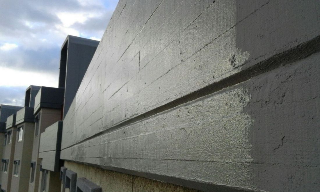 Imagen de cornisa restaurada con imprimación aplicada