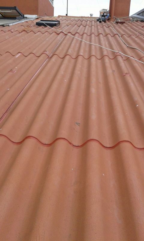 Imagen de cubierta de color rojo con ganchos, grietas, encuentros de uralitas sellados con polímero