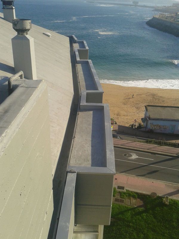 Imagen de cornisa restaurada con perfil colocado en todo el perímetro del edificio