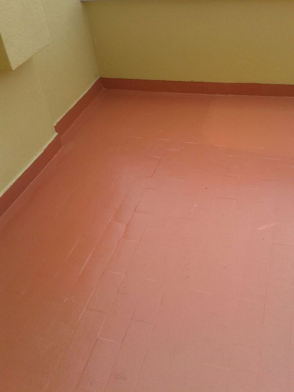 Imagen de suelo de terraza de color rojo impermeabilizado