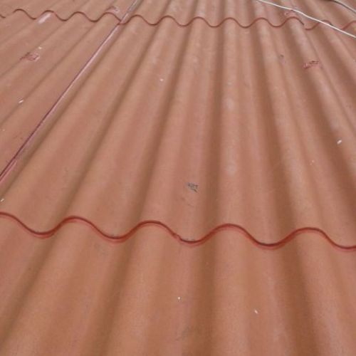 Imagen de cubierta de color rojo con ganchos, grietas, encuentros de uralitas sellados con polímero