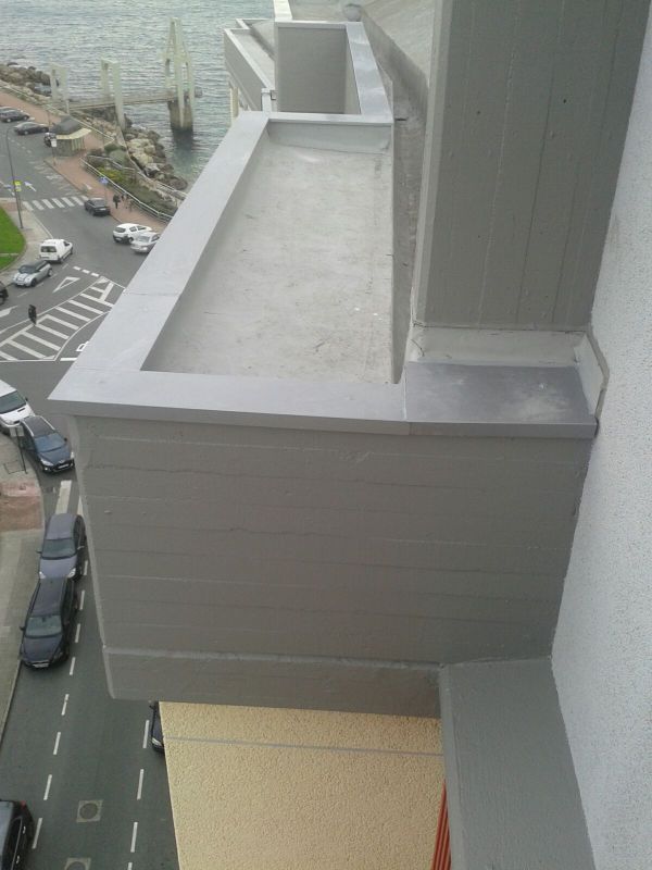 Imagen de cornisa con perfil colocado en todo el perímetro del edificio