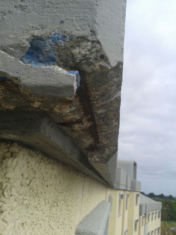 Imagen de cornisa de hormigón deteriorada con piezas sueltas retiradas