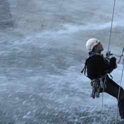 Imagen de trabajador colgado el altura con arneses en presa