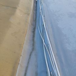 Canalón de tejado de edificio limpio
