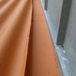 Cubierta de color rojo arreglada con limas con espuma de poliuretano y fibra