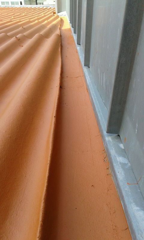 Cubierta de color rojo arreglada con limas con espuma de poliuretano y fibra